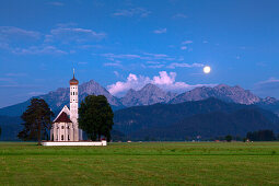 Wallfahrtskirche St. Coloman bei Schwangau bei Vollmond, Blick auf die Tannheimer Berge, Allgäu, Bayern, Deutschland