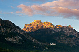 Schloss Neuschwanstein im Morgenlicht, Allgäu, Bayern, Deutschland