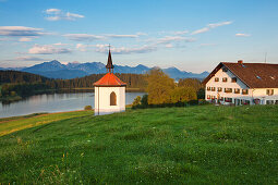 Chapel at Hergratsrieder Weiher, view to Tannheimer Berge, Allgaeu, Bavaria, Germany