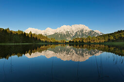Luttensee mit Spiegelung, Blick zum Karwendel, bei Mittenwald, Werdenfelser Land, Bayern, Deutschland