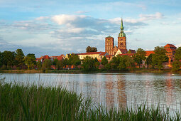 Blick über den Knieperteich auf die Altstadt mit der Nikolaikirche, Stralsund, Ostsee, Mecklenburg-Vorpommern, Deutschland