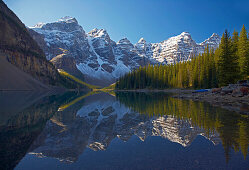 Früher Morgen am Moraine Lake, Banff National Park, Rocky Mountains, Alberta, Kanada
