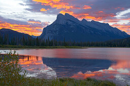 Sonnenaufgang an den Vermillion Lakes und Mount Rundle, Banff, Banff National Park, Rocky Mountains, Alberta, Kanada