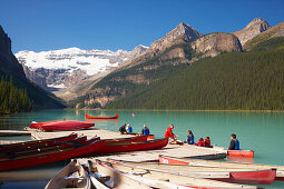 Victoria Glacier und Kanus auf Lake Louise, Banff National Park, Rocky Mountains, Alberta, Kanada