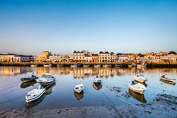 Blick über den Rio Gilao auf das Fischerviertel, Tavira, Algarve, Portugal
