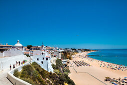 Blick auf Altstadt und Strand Praia dos Pescadores, Albufeira, Algarve, Portugal