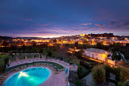 Abendaufnahme, Blick auf die Altstadt mit Kathedrale und Burg, Silves, Algarve, Portugal
