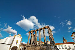 Römischer Dianatempel und Turm der Kathedrale, Evora, Alentejo, Portugal