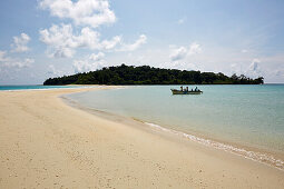 Aerial Bay Harbour, Besucher landen in Smith Island, Sandbank zwischen unbewohnten Inseln Ross & Smith Islands, Bootstour noerdl. von Diglipur, North Andaman, Andaman Islands, Union Territory, India