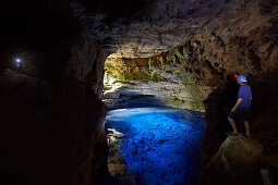 Poco Encantado, der verzauberte Pool, oestlich von Andarai, Hoehle ist 100m hoch und Wasser 48m tief, oestlich des Chapada Diamantina National Park, Andarai, Bahia, Brasilien