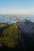 Cristo Redentor (Christus der Erloeser), Statue auf Berg Corcovado, Tijuca-Wald im Suedteil der Stadt, Blick nach Osten ueber Baia de Guanabara, Zuckerhut, Helikopterflug, Rio de Janeiro, Brasilien