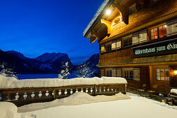verschneites Gasthaus bei Nacht, Schoppernau, Bezirk Bregenz, Bregenzerwald, Vorarlberg, Österreich