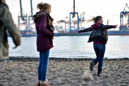 3 girls at the Elbe River beach, Oevelgoenne, Hamburg, Germany, Europe