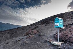 Briefkasten für Vulkan-Post am Fuße des aktiven Vulkans Yasur im Süd-Pazifk. - Vanuatu, Insel Tanna, Süd Pazifik