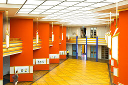 Pfeilerhalle im Grassimuseum Leipzig, Jugendstil, Art deco, Porzellan Ausstellung, rote Wände, Leipzig, Sachsen, Deutschland
