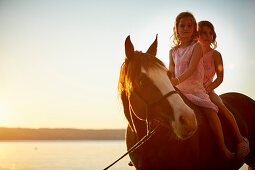 2 Mädchen auf Quarter horse am See, Starnberger See, Oberbayern, Bayern, Deutschland