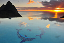 Swimming Pool des Hotels La Haut Plantation bei Sonnenuntergang mit Blick Vulkanberge Pitons mit Gros und Petit Piton und Meer, UNESCO Weltnaturerbe, Soufriere, St. Lucia, Saint Lucia, Kleine Antillen, Westindische Inseln, Windward Islands, Antillen, Kari