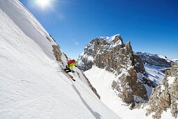 Ein Mann fährt Ski, offpiste auf dem Gipfel Cima Grosté, Skitour, Brenta Gebirge, Dolomiten, Trentino, Italien