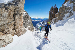 Zwei Männer gehen auf eine Skitour, Brenta Gebirge, Dolomiten, Trentino, Italien