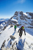 Zwei Männer Wandern auf dem Gipfel des Cima Falkner, Im Hintergrund Cima Brenta, Skitour, Brenta Gebirge, Dolomiten, Trentino, Italien
