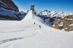 Zwei Männer fahren Ski auf dem Weg nach Madonna di'Campiglio, Rifugio Tucket Im Hintergrund die Adamello Gruppe, Skitour, Brenta Gebirge, Dolomiten, Trentino, Italien