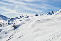 Zwei Männer gehen eine Skitour Ski, klettern, Skitour, Brenta Gebirge, Dolomiten, Trentino, Italien