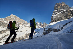 Zwei Männer gehen auf eine Skitour, Brenta Gebirge, Dolomiten, Trentino, Italien