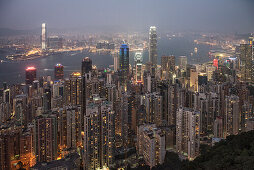 typischer Blick auf Skyline und Victoria Harbour vom Peak bei Nacht, Hongkong Island, China, Asien