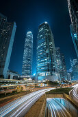 Blick auf IFC one und two (International Finance Centre) mit Leuchtspuren der Fahrzeuge bei Nacht, Central Stadtteil, Hongkong Island, China, Asien