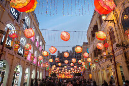 Leuchten und Dekoration anlässlich des Chinesischen Neujahrs Festes in der Altstadt von Macau, China, Asien