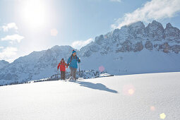 Gruppe von Schneeschuhgehern, Kreuzwiesenalm, Lüsen, Südtirol, Italien