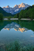 Spiegelung von Bergen, darunter Razor und Prisojnik, in Bergsee Jasna, Reflektion, Kranjska Gora, Gorenjska, Oberkrain, Triglav Nationalpark, Julische Alpen, Slowenien, Europa