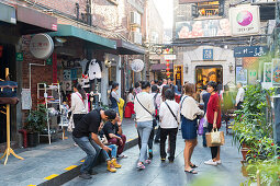 Junge Leute, Tianzifang, Besucher, Läden, Straßenszene, Bummelgegend, Einkaufsstraße, Schanghai, Shanghai, China, Asien