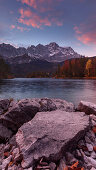 Sonnenaufgang über dem Eibsee mit Wettersteingebirge und Zugspitze im Herbst, Garmisch-Partenkirchen, Oberbayern, Bayern, Alpen, Deutschland