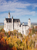 Blick auf das Schloss Neuschwanstein von Marienbrücke im Herbst, Oberallgäu, Bayern, Deutschland