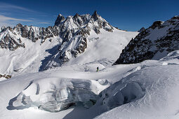 Skifahrer im Vallee Blanche mit Grandes Jorasses 4208 m, Aiguille du Midi 3842 m, Chamonix, Frankreich