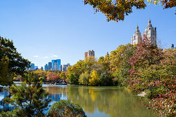 See, The Lake, Herbst im Central Park, bunte Blaetter, Upper West Side, Skyline, Manhattan, New York City, USA, Amerika