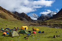 Hochlager, Base Camp auf 4900 m am Bach Labse Khola auf dem Weg von Nar ueber den Teri La ins Mustang mit Blick auf Khumjungar Himal links (6759 m) und Yuri Peak rechts (6130 m), Nepal, Himalaya, Asien