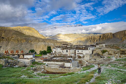 Tangge, tibetian village with a buddhist Gompa in the Kali Gandaki valley, the deepest valley in the world, Mustang, Nepal, Himalaya, Asia