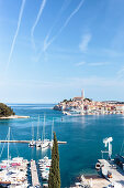 Hafen und Altstadthügel von Rovinj, Istrien, Kroatien