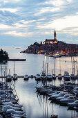 Hafen und Altstadthügel von Rovinj bei Abenddämmerung, Rovinj, Istrien, Kroatien