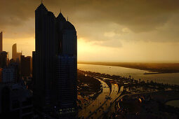 Dramtischer Himmel, Die Innenstadt nach einem Gewitter, Abu Dhabi, Vereinigte Arabische Emirate, VAE