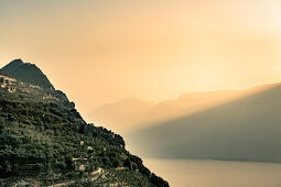 Sonnenaufgang im Nebel, Tignale, Gardasee, Alpen, Lombardei, Italien