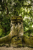 Balinesischer Tempel Figuren Frauenköpfe aus Stein im Stadttempel von Ubut, Bali, Indonesien