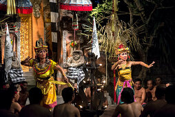 Traditionelle balinesische Tanzaufführung in traditionellen Gewändern und Kleidern, Bali, Indonesien
