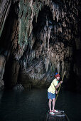 Thailänder mit Stocherkahn fährt durch Tham Lot Höhle, Thailand, Südost Asien