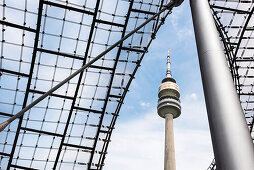 Blick durch das berühmte Dach des Olympiastadion auf den Olympiaturm im Olympia Park, München, Bayern, Deutschland