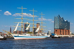 Segelschiff Mir bei der Auslaufparade, Hafengeburtstag, Blick zur Elbphilharmonie, Hamburg, Deutschland