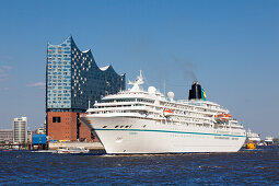 Kreuzfahrtschiff Amadea beim Auslaufen, Blick zur Elbphilharmonie, Hamburg, Deutschland