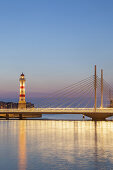 Leuchtturm Malmö am Innenhafen mit Brücke Universtetsbron, Malmö, Skåne län, Südschweden, Schweden, Skandinavien, Nordeuropa, Europa